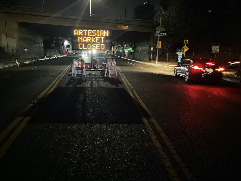 Sign announcing the closure of Avenue 26 night market